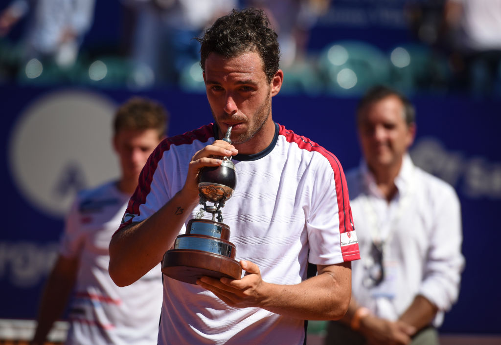 Marco Cecchinato con il trofeo vinto a Buenos Aires nel 2019 (Getty Images)