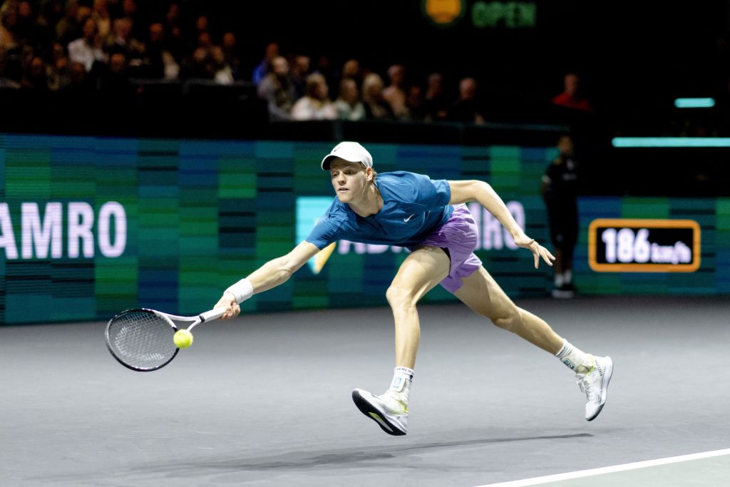 Un recupero in allungo di diritto di Jannik Sinner (foto Getty Images)