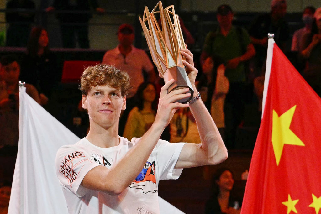 Jannik Sinner con il trofeo vinto a Shanghai 2024 (foto Getty Images)