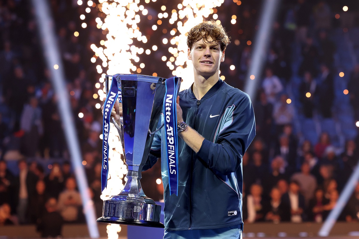 Jannik Sinner con il trofeo delle Nitto ATP Finals 2024 (Foto Sposito/FITP)