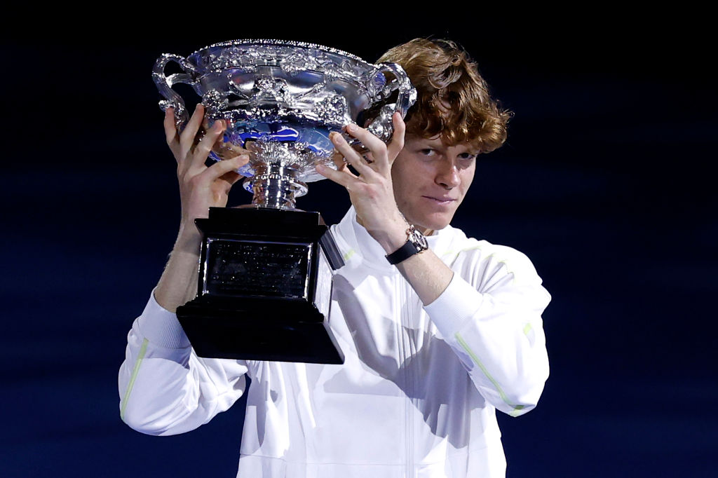 Jannik Sinner con il trofeo dell'Australian Open 2025 (Getty Images)