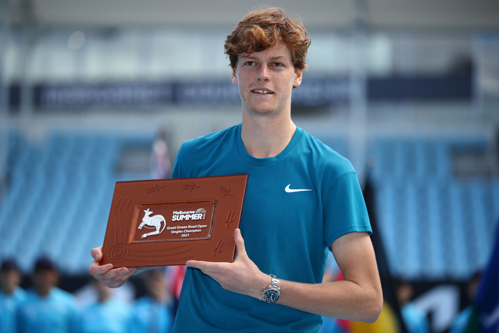 Jannik Sinner con il trofeo vintonell'ATP 250 di Melbourne nel 2021 (Getty Images)
