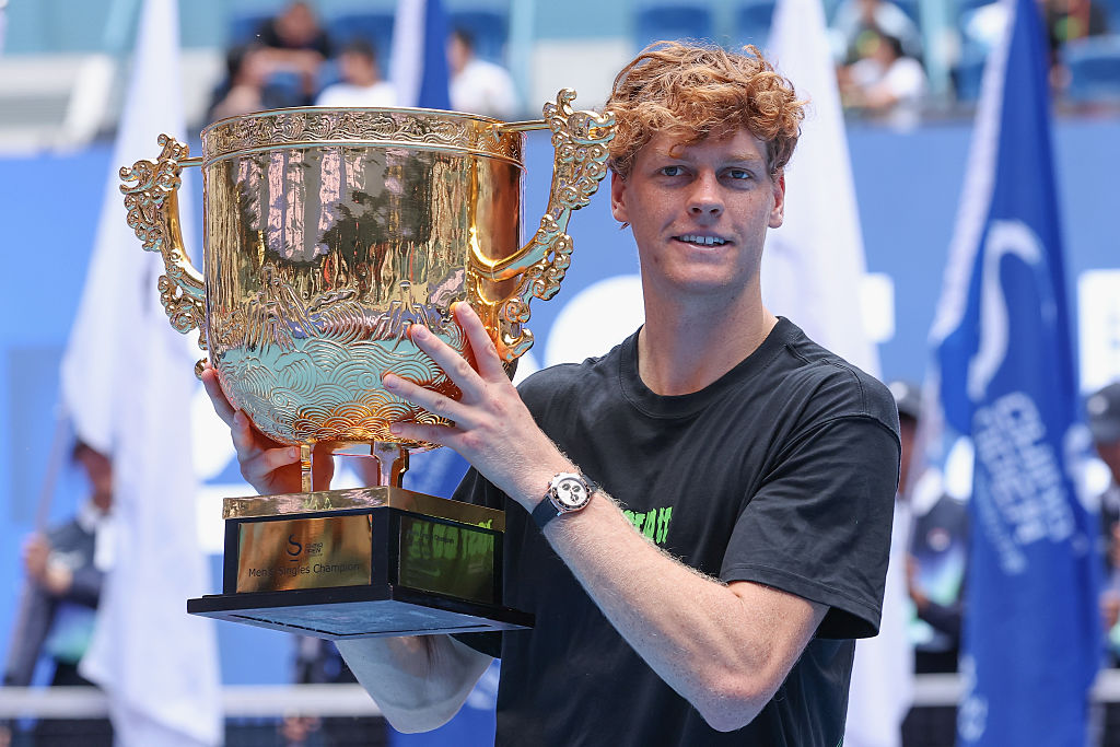 Jannik Sinner con il trofeo dei China Open (Getty Images)