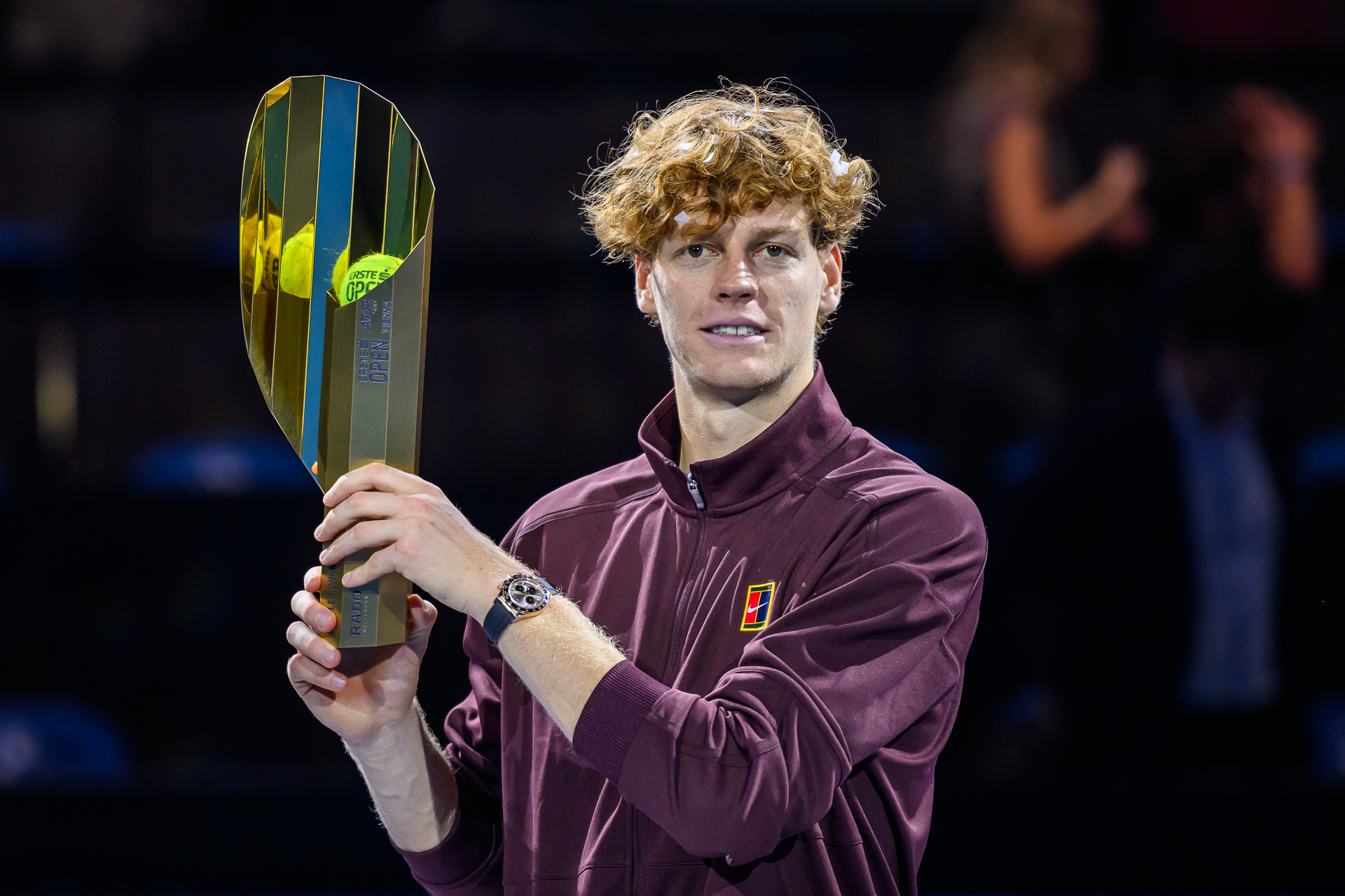 Jannik Sinner con il trofeo vinto a Vienna (Getty Images)