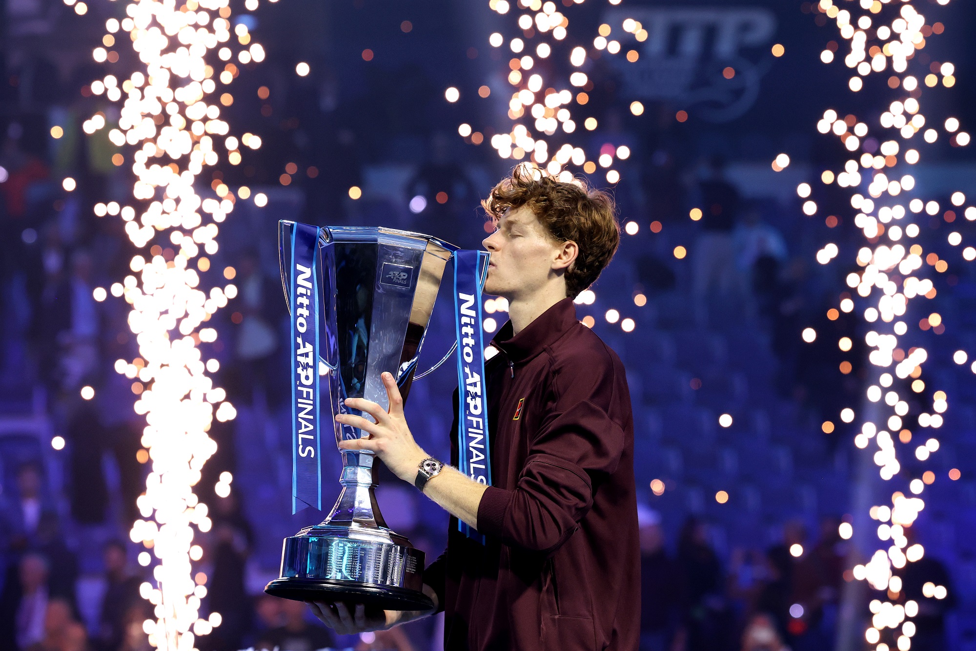 Jannik Sinner bacia il trofeo delle Nitto ATP Finals 2025 (foto FITP)
