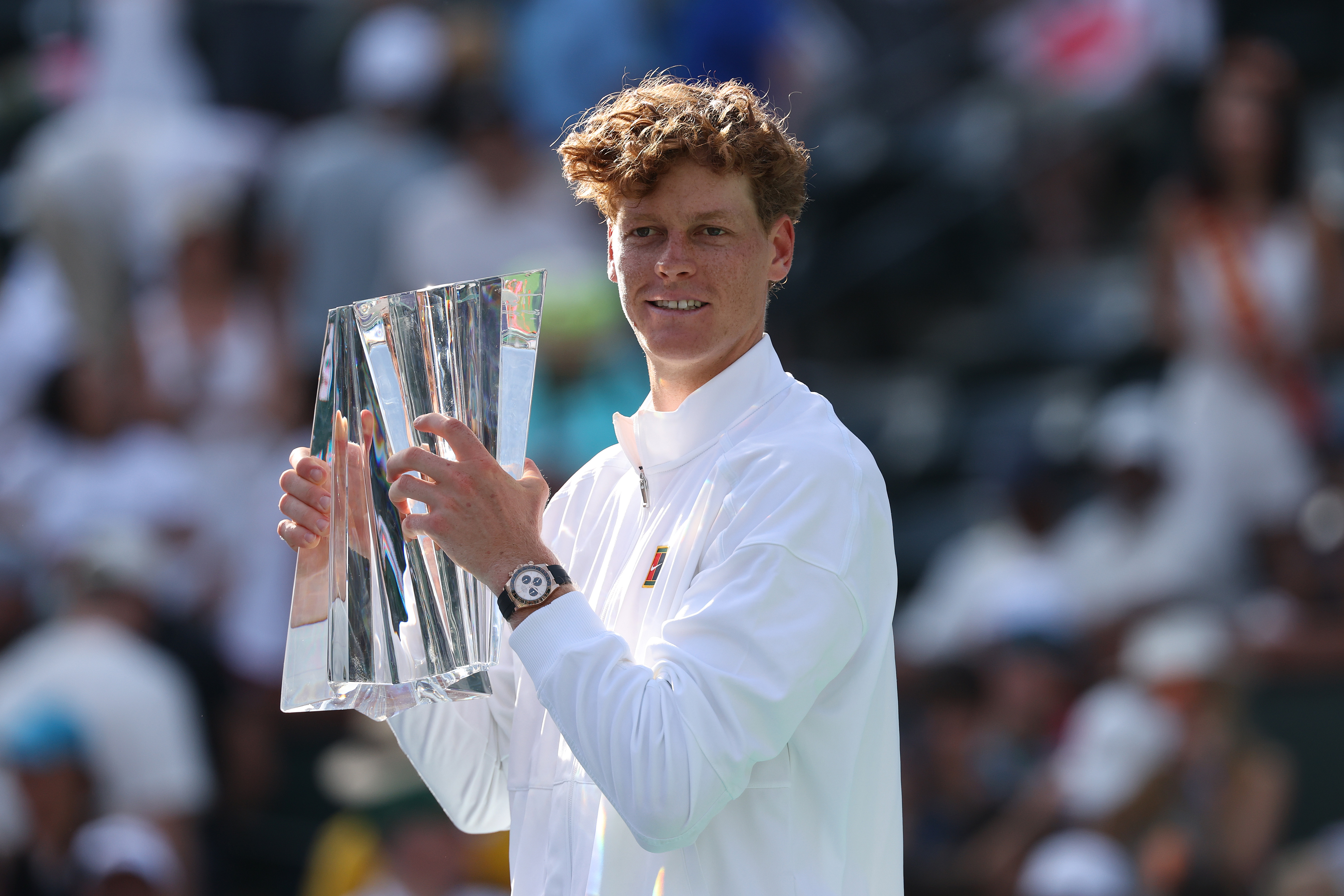 Jannik Sinner con il trofeo vinto a Indian Wells (Getty Images)