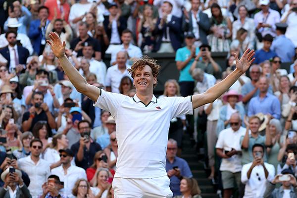 Jannik è di nuovo Re: il trionfo a Wimbledon in 10 scatti