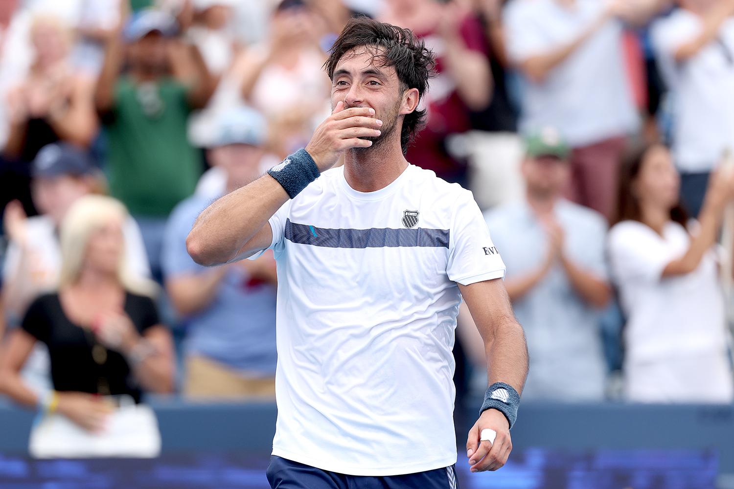 Tira(nte) il colpo della vita: Djokovic va ko