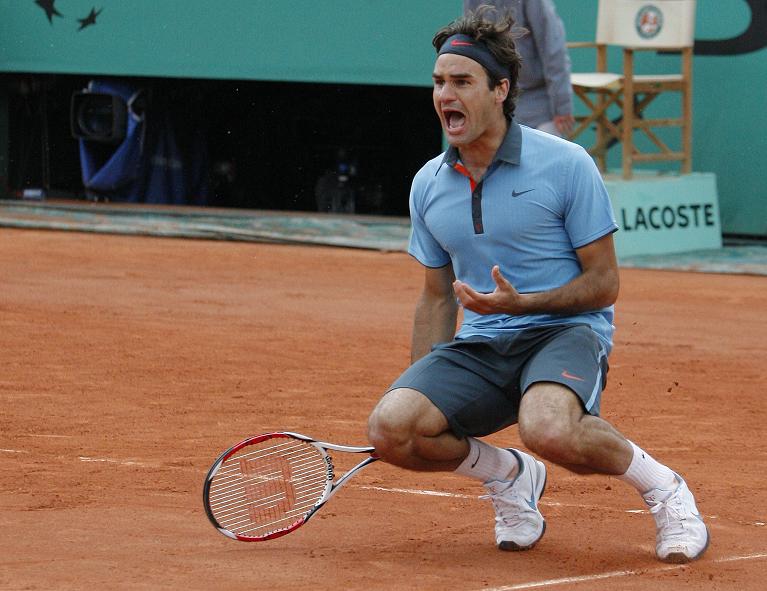 Roger Federer nel momento della vittoria a Parigi e della commozione