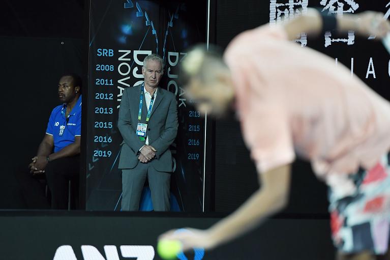Jonh McEnroe osserva Nick Kyrgios durante la sfida tra l'australiano e il nostro Lorenzo Sonego