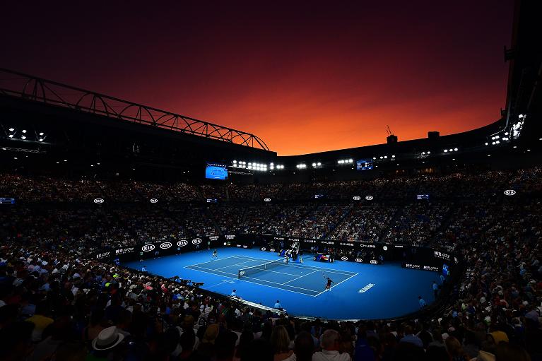 Federer e Djokovic in azione nella Rod Laver Arena all'ora del tramonto
