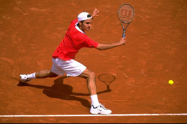 Roger Federer gioca contro Pat Rafter al primo turno del Roland Garros nel 1999