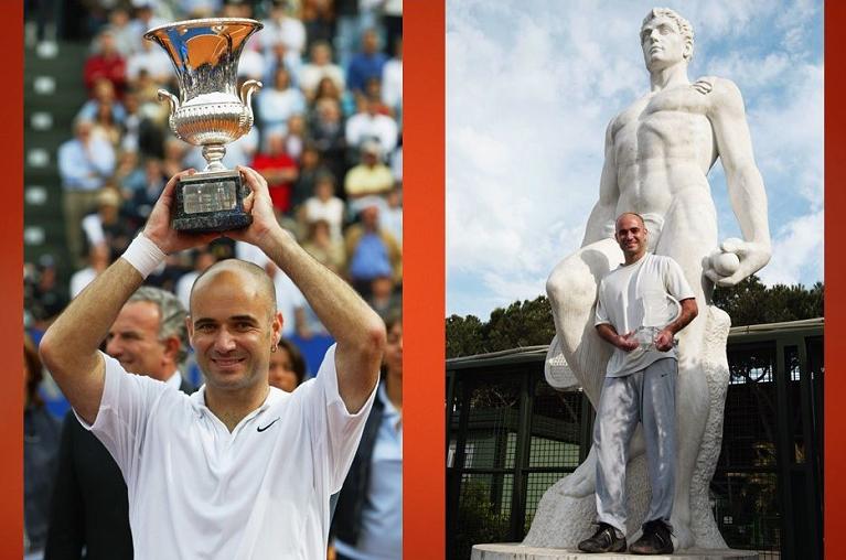 Andre Agassi alza il trofeo di Roma nel 2002 e posa davanti alla statua di marmo del tennista