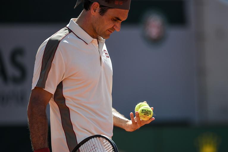 Federer con le palline Roland Garros