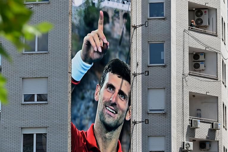 La gigantografia di Novak Djokovic su un palazzo di Belgrado