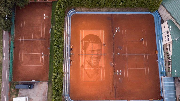  Il ritratto gigante di Djokovic su un campo in terra battuta a Belgrado
