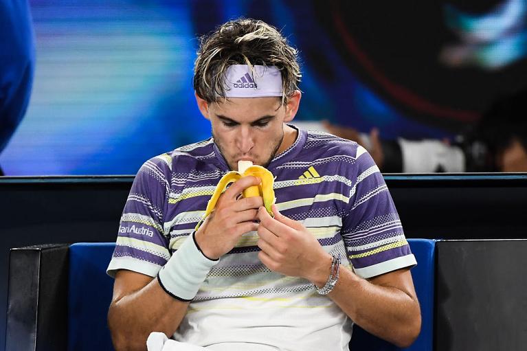 Dominic Thiem mangia una banana durante un cambio campo agli Australian Open
