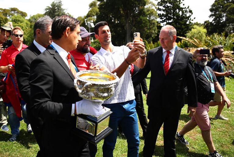 Novak Djokovic scatta un selfie con il trofeo dell'Australian Open