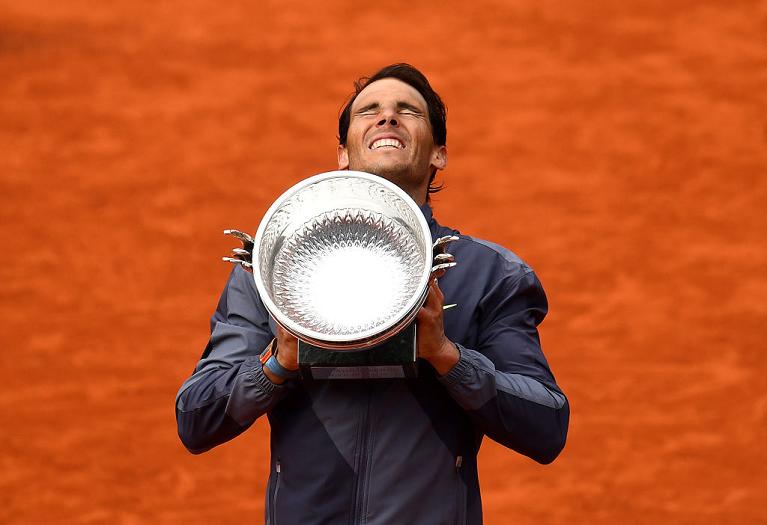Rafa Nadal con il trofeo del Roland Garros 2019, il suo dodicesimo conquistato a Parigi