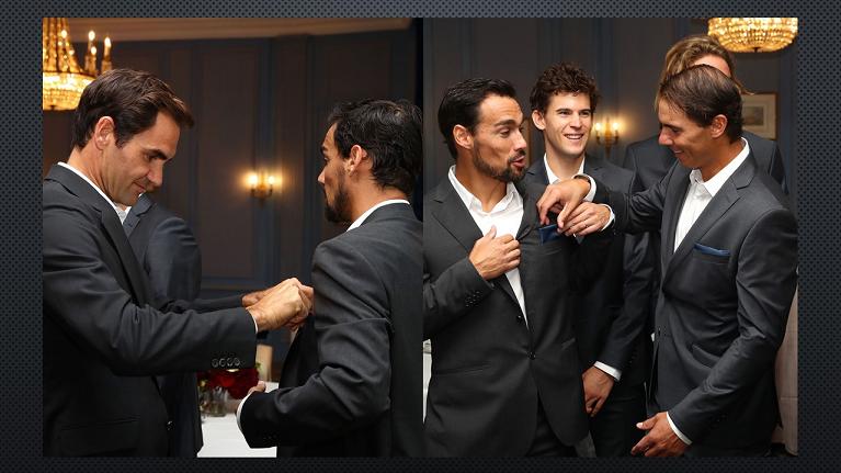 Roger Federer sistema la pochette a Fabio Fognini in Laver Cup