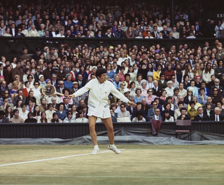 Billie Jean King in finale a Wimbledon 1970 gioca un diritto
