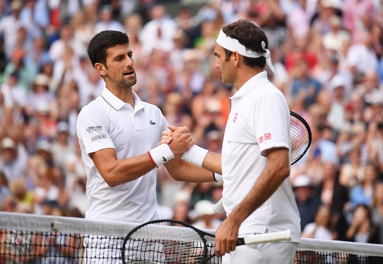 Djokovic alla stretta di mano con Federer a Wimbledon dopo la clamorosa vittoria al quinto set del 2019