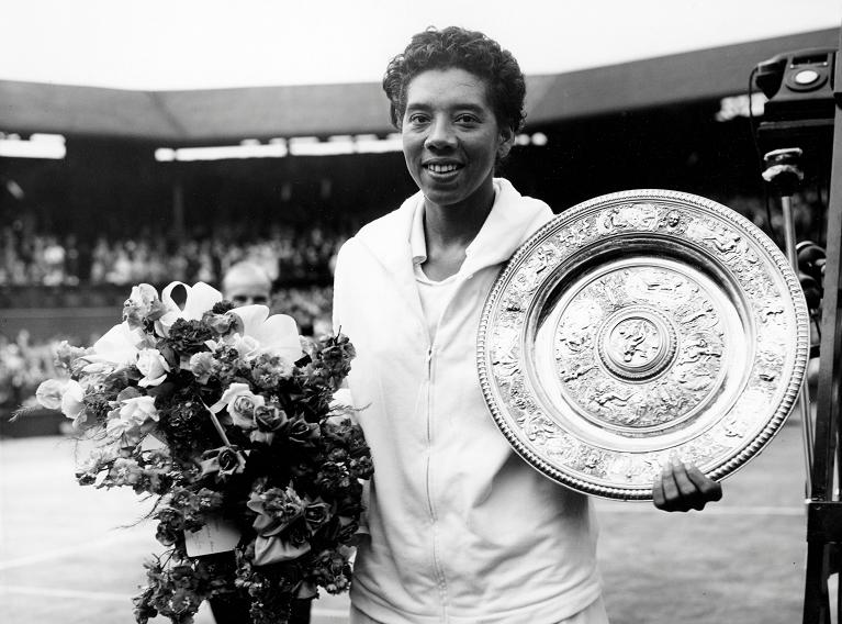 Althea Gibson con il trofeo di Wimbledon conquistato nel 1958