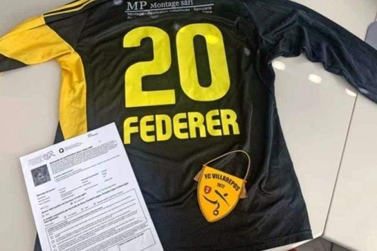 La maglia con il numero 20 inviata a Federer dall'FC Villarepos per proporgli un contratto