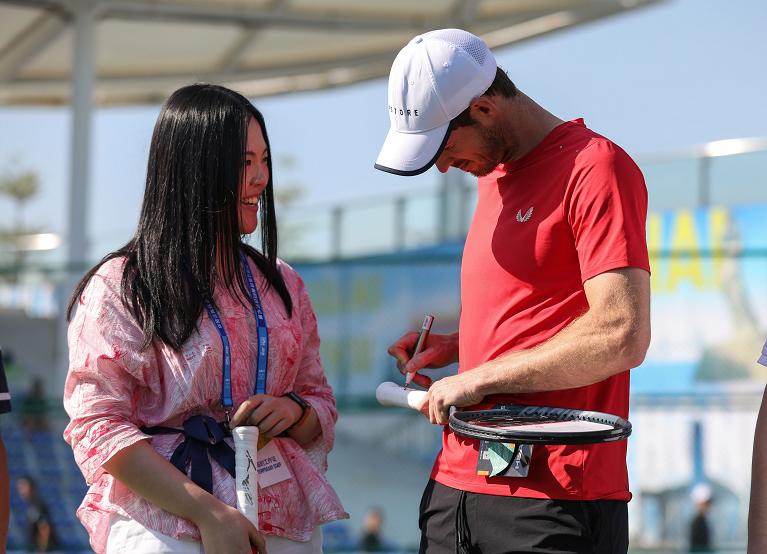 Andy Murray torna star a Zhuhai e firma la racchetta a una giovane supporter