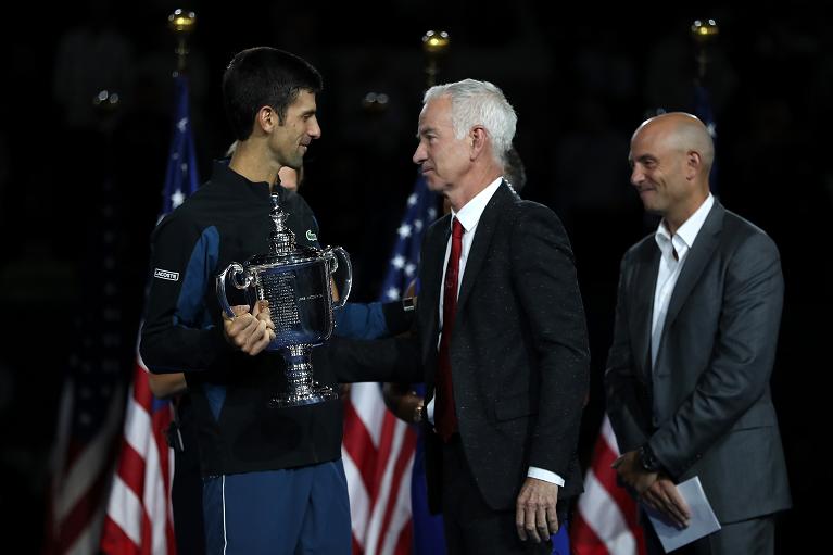 John McEnroe consegna il trofeo degli US Open a Novak Djokovic