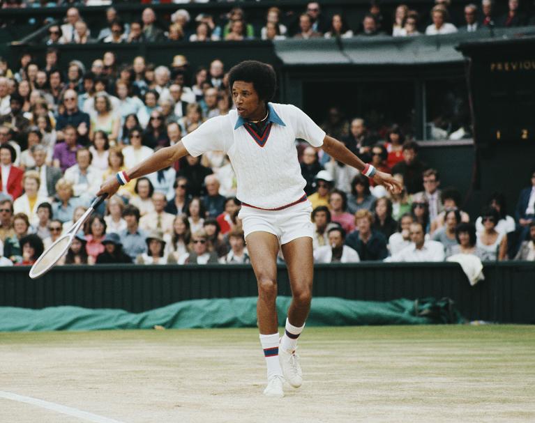  Arthur Ashe gioca un rovescio in back a Wimbledon nel 1975