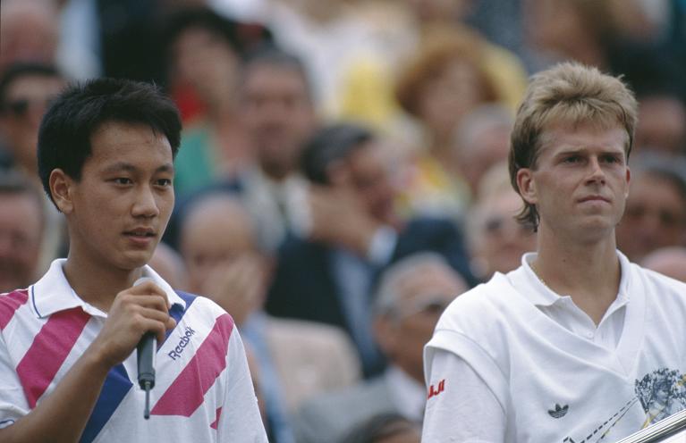 Michael Chang al Roland garros nel 1989 con Stefan Edberg dopo la finale