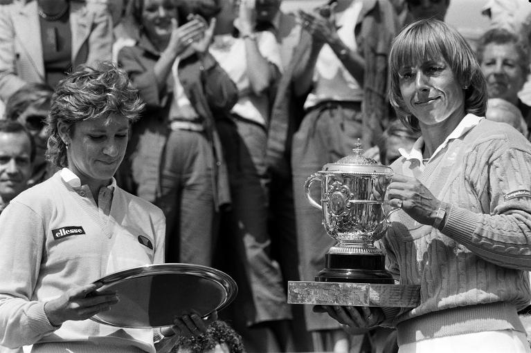 Martina Navratilova premiata al Roland Garros nel 1984 dopo la vittoria su Chris Evert