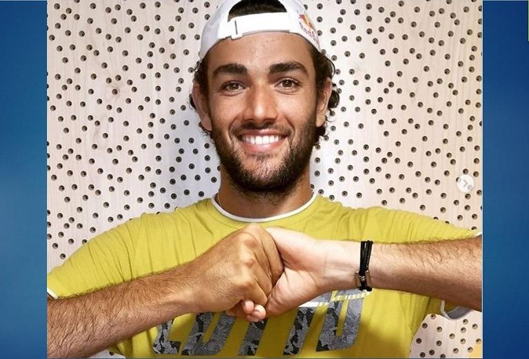 Matteo Berrettini sorridente e a mani unite sostiene Atleti al tuo fianco, iniziativa di Arenbì Onlus