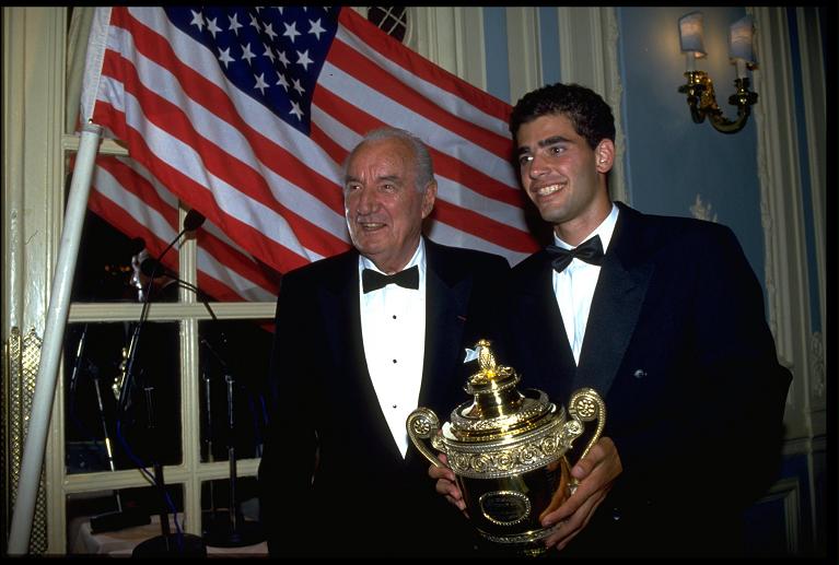 200411 Pete Sampras con Fred Perry e il trofeo di Wimbledon del 1993