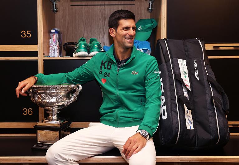 Djokovic con il trofeo degli Australian Open negli spogliatoi
