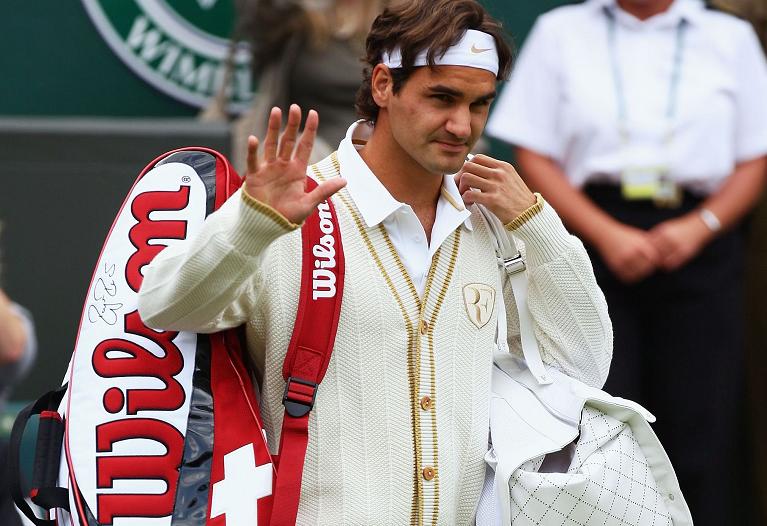 Federer nel 2008 a Wimbledon indossa un elegante maglioncino con il logo RF ricamato