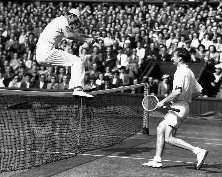 Yvon Petra salta la rete al termine della finale di Wimbledon 1946