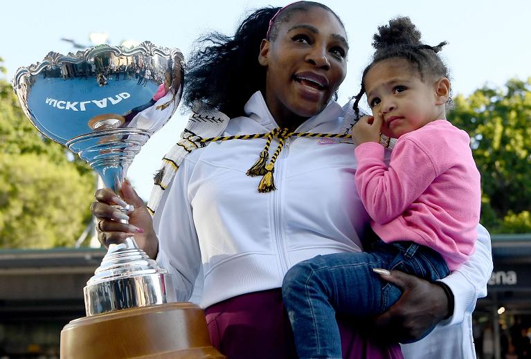 Serena Williams con il trofeo di Auckland e la figlia Alexis Olympia