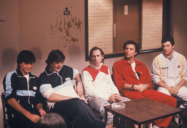 Gianni Ocleppo, con la tuta rossa, nella squadra di Davis a Telford nel 1984. Con lui, da sin. Claudio Panatta e il fratello capitano Adriano, Corrado Barazzutti e Francesco Cancellotti