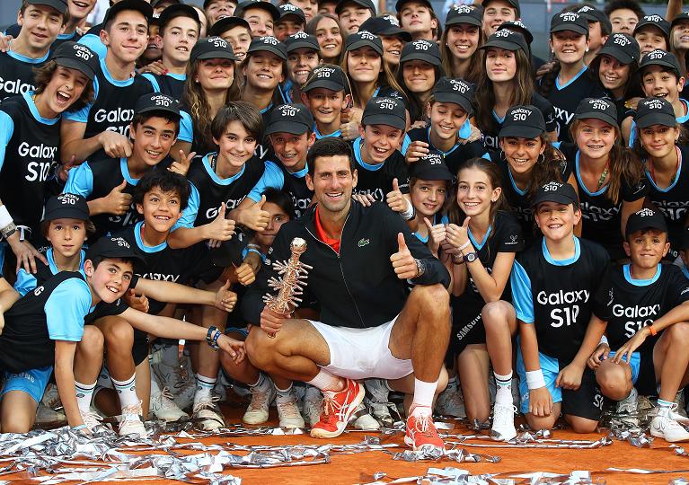 Djokovic con i raccattapalle