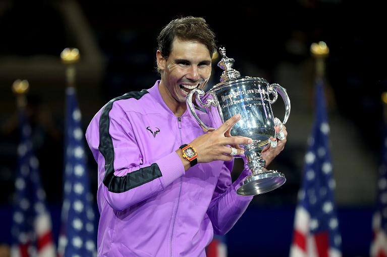  Lo spagnolo Rafael Nadal, campione uscente, con il trofeo conquistato agli Us Open nel 2019
