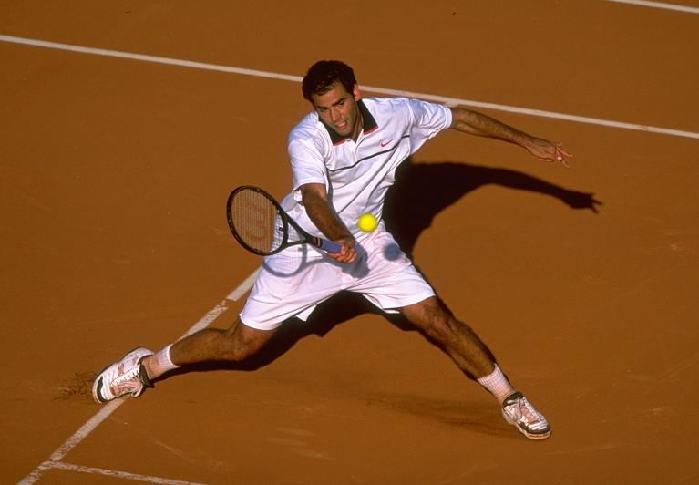 Pete Sampras gioca la volée sulla terra battuta del Roland Garros