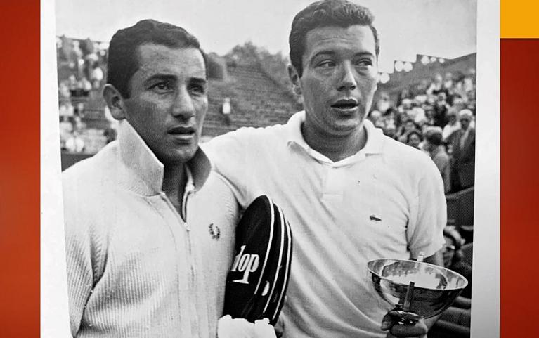 Nicola Pietrangeli con il trofeo del Roland Garros 1960 e il suo avversario in finale, il cileno Ayala