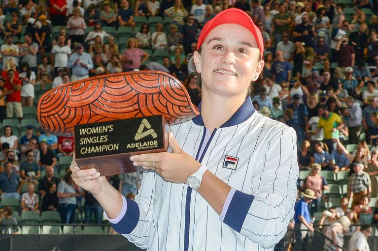 Barty con il trofeo del WTA di Adelaide