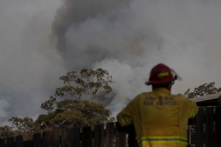 Pompieri al lavoro per spegnere un incendio in Australia