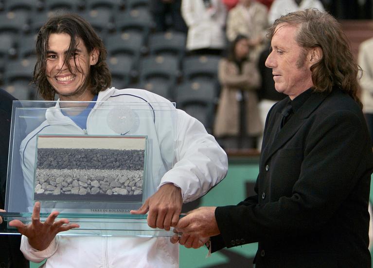 Rafael Nadal strappa a Guillermo Vilas il primato di partite consecutive vinte sulla terra battuta con la 54esima colpa a Parigi nel 2006