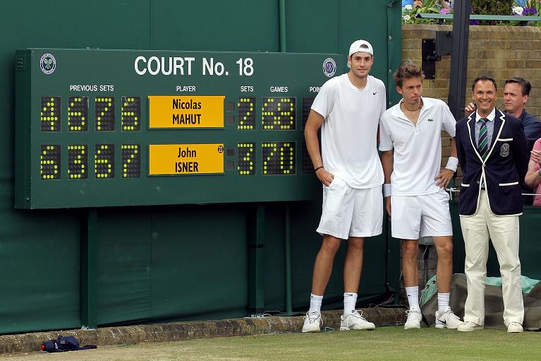  John Isner con Nicolas Mahut al termine della partita più lunga nella storia del tennis