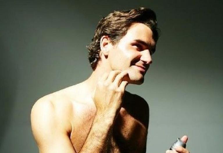 Federer si fa la barba preparandosi per una giornata di ordinaria amministrazione
