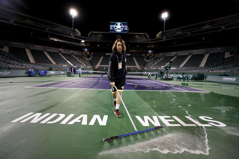 Lavaggio dei campi a Indian Wells prima della decisione di fermare il torneo per tutelare la salute dei giocatori, degli appassionati e dell'intera comunità della zona